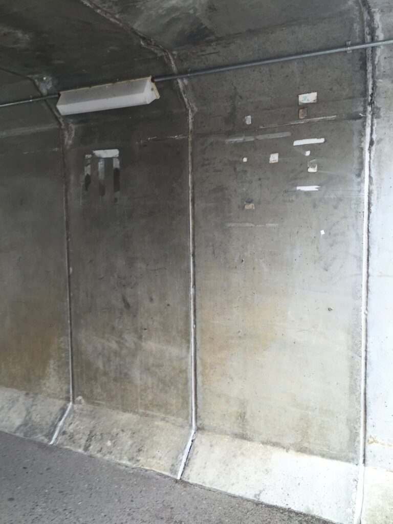 足利市の高架下トンネル内部