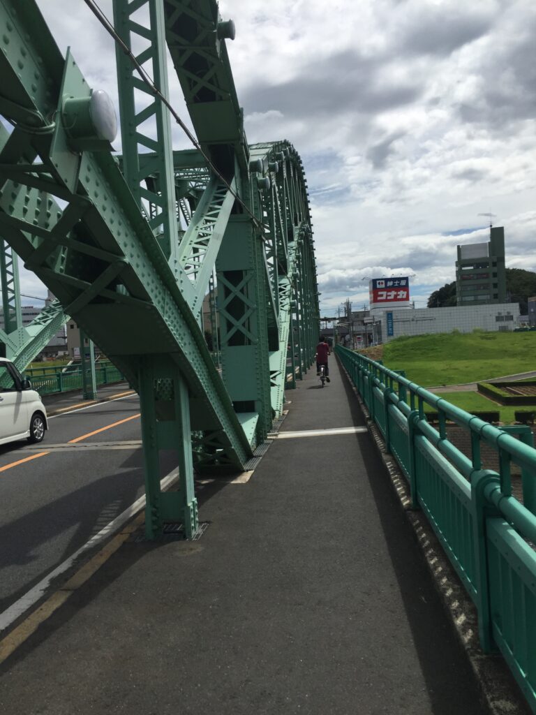 渡良瀬川にかかる緑の橋