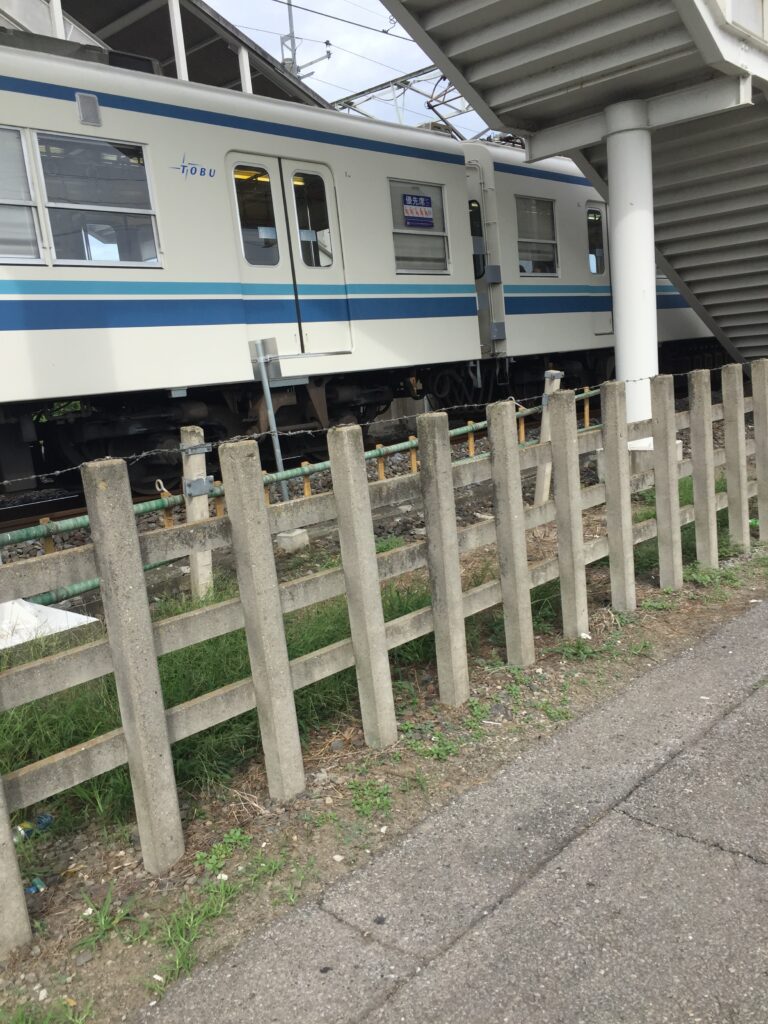 県駅に到着する列車