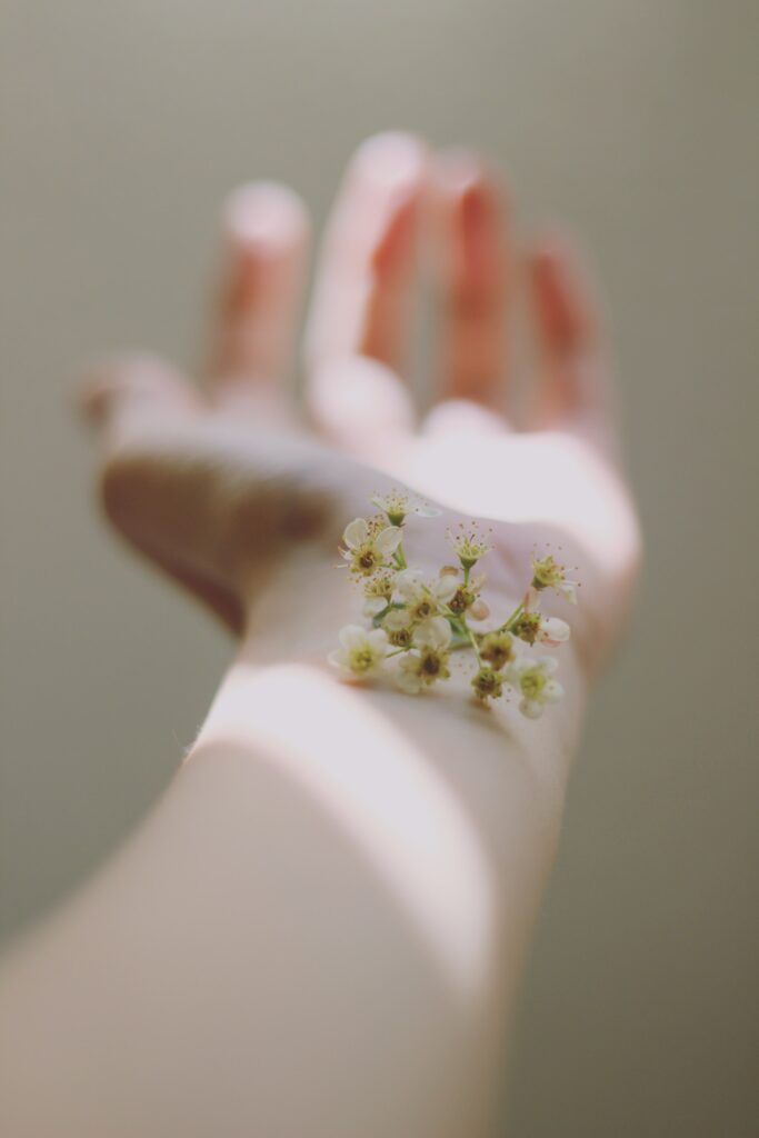手と花