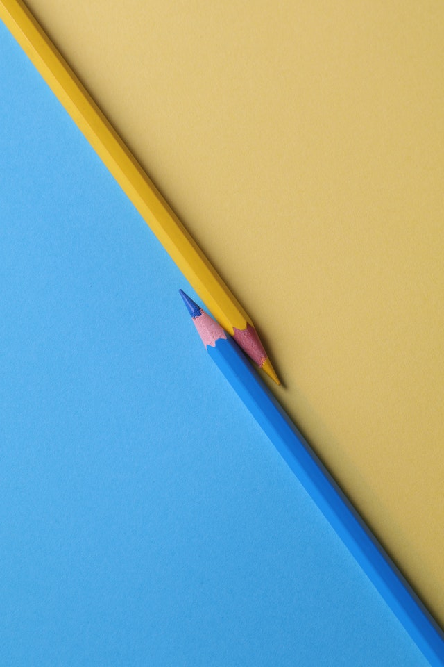 黄色と青の鉛筆