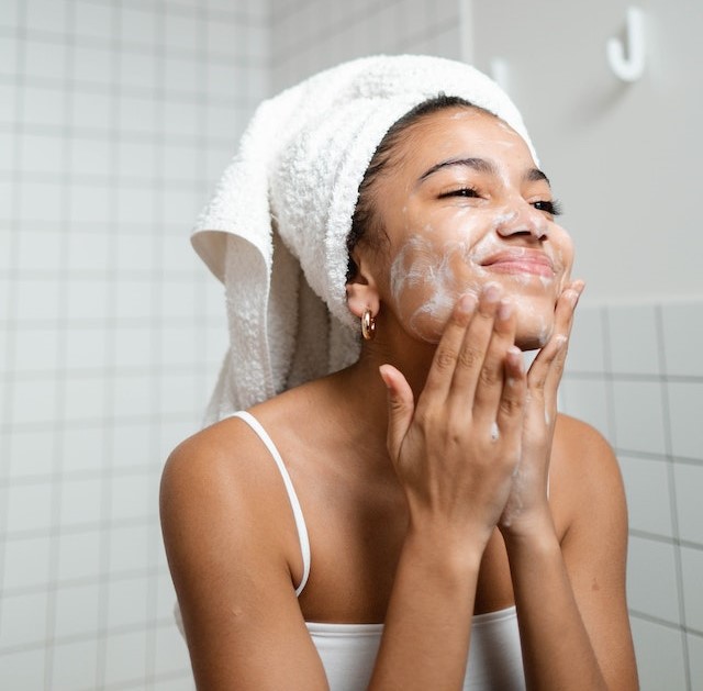 顔を洗う女性